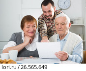 Elderly couple and social employee. Стоковое фото, фотограф Яков Филимонов / Фотобанк Лори