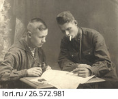 Два советских военнослужащих над картой. Октябрь 1942. Стоковое фото, фотограф Retro / Фотобанк Лори