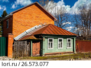 Московская область, город Сергиев Посад, старый деревнский дом с современной пристройкой. Редакционное фото, фотограф glokaya_kuzdra / Фотобанк Лори
