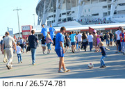 SOCHI, RUSSIA - June 25, 2017: Volunteer playing with a little boy in a football before the match Germany - Cameroon during the group stage of the FIFA Confederations Cup. Редакционное фото, фотограф Анна Мартынова / Фотобанк Лори