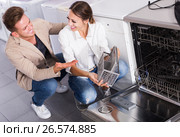 Family selecting modern dishwasher. Стоковое фото, фотограф Яков Филимонов / Фотобанк Лори