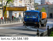 Уборка городских улиц с помощью моечной машины (2017 год). Редакционное фото, фотограф Вячеслав Палес / Фотобанк Лори