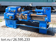 An obsolete rusted lathe machine (2017 год). Редакционное фото, фотограф FotograFF / Фотобанк Лори
