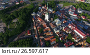 Обзор сверху старой части города с башней Олафа. Старый Таллин, Эстония (2017 год). Стоковое видео, видеограф Кекяляйнен Андрей / Фотобанк Лори