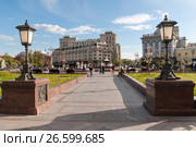 Город Москва. Вид на фонтаны перед зданием Большого театра летним днём на фоне голубого неба (2017 год). Редакционное фото, фотограф Игорь Низов / Фотобанк Лори