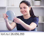 Cheerful gir looking in mirror. Стоковое фото, фотограф Яков Филимонов / Фотобанк Лори