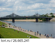 Староволжский мост. Люди на набережной Михаила Ярославича. Река Волга. Город Тверь. Тверская область (2017 год). Стоковое фото, фотограф lana1501 / Фотобанк Лори
