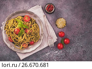 Pesto spaghetti pasta with cherry tomatoes. Стоковое фото, фотограф Андрей Маслаков / Фотобанк Лори