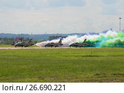 Пилоты пилотажной группы ВВС ОАЭ «Fursan Al Emarat» проверяют дымовые генераторы перед выступлением. МАКС-2017. Редакционное фото, фотограф Виктор Карасев / Фотобанк Лори