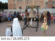 Освящение 700 килограммового колокола в честь 700 летия города Клин (2017 год). Редакционное фото, фотограф Дмитрий Неумоин / Фотобанк Лори