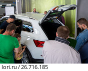 Много людей рассматривают новый автомобиль в автосалоне (2017 год). Редакционное фото, фотограф Вячеслав Палес / Фотобанк Лори