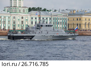 Противодиверсионный катер П-351 "Юнармеец Каспия"крупным планом. Водный парад в честь Дня ВМФ в Санкт-Петербурге (2017 год). Редакционное фото, фотограф Виктор Карасев / Фотобанк Лори