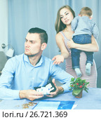 woman with crying son extorting money. Стоковое фото, фотограф Яков Филимонов / Фотобанк Лори