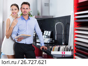 Couple choosing kitchen fronts materials. Стоковое фото, фотограф Яков Филимонов / Фотобанк Лори