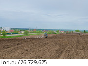 Трактор вспахивает поле. Птицы летают над полем. Стоковое фото, фотограф Яковлев Сергей / Фотобанк Лори
