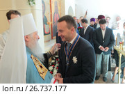 Митрополит Ювеналий производит награждение, храм в честь священномученика Владимира, митрополита Киевского, в городе Королеве. Губернатор Московской области А.Ю. Воробьёв (2017 год). Редакционное фото, фотограф Дмитрий Неумоин / Фотобанк Лори