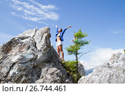 Деловая женщина в синем пиджаке, покорила горную вершину. Стоковое фото, фотограф Момотюк Сергей / Фотобанк Лори