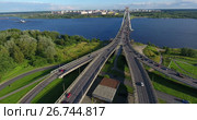 Автомобильная развязка перед Октябрьским вантовым мостом. Река Шексна, Череповец (2017 год). Стоковое видео, видеограф Кекяляйнен Андрей / Фотобанк Лори
