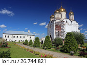 Собор Рождества Пресвятой Богородицы и Введенская церковь с трапезной палатой в Лужецком Ферапонтовом монастыре летом. Московская область, Можайск (2017 год). Стоковое фото, фотограф Алексей Гусев / Фотобанк Лори
