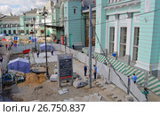 Ремонтные работы на площади Тверская Застава в рамках программы "Моя улица"около здания Белорусского вокзала в Москве (2017 год). Редакционное фото, фотограф Александр Замараев / Фотобанк Лори
