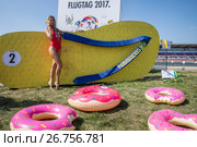 Участницы команды "Шлепок" чемпионата самодельных летательных аппаратов Red Bull Flugtag 2017 в Крылатском готовятся к полету в жаркий летний день, Москва. Редакционное фото, фотограф Николай Винокуров / Фотобанк Лори