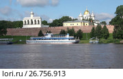 Экскурсионный теплоход "Вече" у пристани на фоне кремля Великого Новгорода. Россия (2017 год). Редакционное видео, видеограф Виктор Карасев / Фотобанк Лори