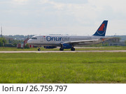 Турецкий Airbus A320-200 (TC-OBM) авиакомпании Onur Air на взлетной полосе аэродрома Раменское. Жуковский, Россия (2017 год). Редакционное фото, фотограф Виктор Карасев / Фотобанк Лори