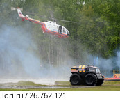 Вертолет BO-105 Центроспаса и вездеход «Шерп» на полигоне Ногинского спасательного центра МЧС России во время Международного салона "Комплексная безопасность-2017 " Редакционное фото, фотограф Free Wind / Фотобанк Лори