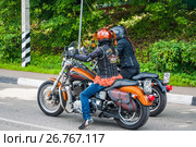 Байкерши в креативных мотошлемах (2017 год). Редакционное фото, фотограф Алёшина Оксана / Фотобанк Лори