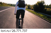 Young handsome man riding in the country road. Sporty guy cycling at the track. Стоковое видео, видеограф Алексндр Сидоренко / Фотобанк Лори