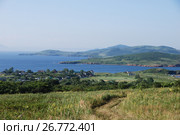 Вид с острова Рейнеке на остров Попова и морской заповедник (2017 год). Редакционное фото, фотограф syngach / Фотобанк Лори