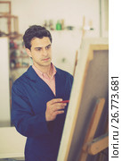 Male artist drawing in studio. Стоковое фото, фотограф Яков Филимонов / Фотобанк Лори