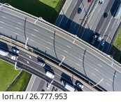 Автомобили на пересечении автомобильных эстакад скоростных шоссе (2017 год). Стоковое фото, фотограф Кекяляйнен Андрей / Фотобанк Лори