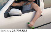 Drunk driver drinking beer. Стоковое видео, видеограф Илья Шаматура / Фотобанк Лори