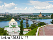 Вид на церковь Алексия, митрополита Московского (Благовещенский монастырь), Канавинский мост и Собор Александра Невского. Летний день. Нижний Новгород (2017 год). Редакционное фото, фотограф E. O. / Фотобанк Лори