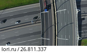Транспорт на пересечение автомобильных скоростных дорог, вращение камеры (2017 год). Стоковое видео, видеограф Кекяляйнен Андрей / Фотобанк Лори