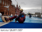 Вейкбордисты на открытии вейк-парка на площади Революции в центре Москвы в рамках празднования Дня города, Россия (2017 год). Редакционное фото, фотограф Николай Винокуров / Фотобанк Лори