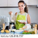 Woman preparing chicken pate. Стоковое фото, фотограф Яков Филимонов / Фотобанк Лори