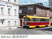 Трамвай РВЗ-6 на улице Нижнего Новгорода (2017 год). Редакционное фото, фотограф Александр Щепин / Фотобанк Лори