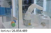 Robot automatically sorting garbage. Стоковое видео, видеограф Aleksey Popov / Фотобанк Лори
