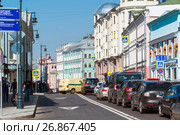 Moscow, Russia - August 31.2017. Sretenka Street, Crossroads with Small Golovin Lane. Редакционное фото, фотограф Володина Ольга / Фотобанк Лори