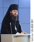 Ректор КДС епископ Зарайский Константин выступает с трибуны в Коломенской духовной семинарии в День знаний, 2017 год. Редакционное фото, фотограф Дмитрий Неумоин / Фотобанк Лори