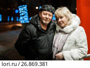 Взрослые мужчина и женщина стоят в обнимку на фоне огней ночного города. Стоковое фото, фотограф Игорь Низов / Фотобанк Лори