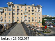 Владивосток, надземный пешеходный переход через Новоивановскую улицу к дому № 3 в солнечную погоду. Дом 1952 года постройки, архитектор И.И.Петренко (2017 год). Редакционное фото, фотограф Овчинникова Ирина / Фотобанк Лори