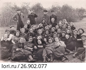 Студенты института геодезии и картографии в поле на практике, 1950-е годы. Групповой портрет. Редакционное фото, фотограф Илюхина Наталья / Фотобанк Лори