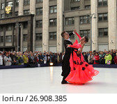 Москва отмечает 870-летний юбилей города. Праздничные гулянья. Танцоры демонстрируют свое мастерство на площадке перед Государственной Думой (2017 год). Редакционное фото, фотограф Наталья Николаева / Фотобанк Лори