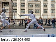 Спортсмены фехтуют на подиуме на Моховой улице в рамках празднования Дня города Москвы (2017 год). Редакционное фото, фотограф Николай Винокуров / Фотобанк Лори
