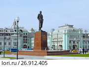 Памятник Максиму Горькому на площади Тверская Застава на фоне здания Белорусского вокзала в Москве (2017 год). Редакционное фото, фотограф Александр Замараев / Фотобанк Лори