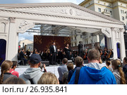 Празднование Дня города Москвы (870-летие) на Тверской улице. Выступление солистов Московского академического музыкального театра им. К.С. Станиславского и Вл. И. Немировича-Данченко Николая Ерохина и Натальи Мурадымовой (2017 год). Редакционное фото, фотограф Елена Коромыслова / Фотобанк Лори