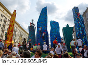 Празднование Дня города Москвы (870-летие) на Тверской улице. Скалодром в виде башен «Москва-Сити» (2017 год). Редакционное фото, фотограф Елена Коромыслова / Фотобанк Лори